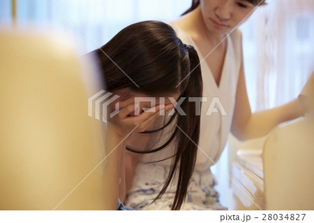 ピアノがうまく弾けない女の子 ピアノがうまく弾けない女の子 28034827