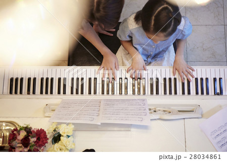 ピアノレッスンを受ける女の子 28034861