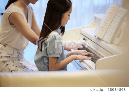 ピアノレッスンを受ける女の子 ピアノレッスンを受ける女の子 28034863
