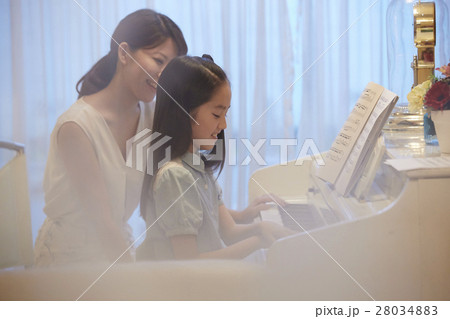 ピアノレッスンを受ける女の子 28034883