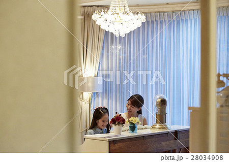 ピアノレッスンを受ける女の子 28034908