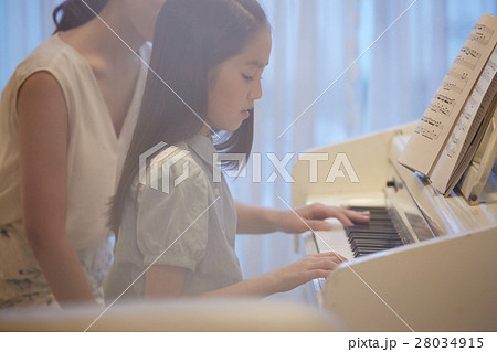 ピアノレッスンを受ける女の子 28034915