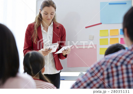 英会話教室の外国人講師 28035131