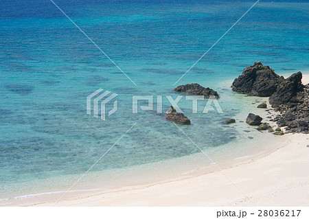 砂浜と岩礁とエメラルドグリーンの海 奄美大島崎原ビーチ 鹿児島県の写真素材