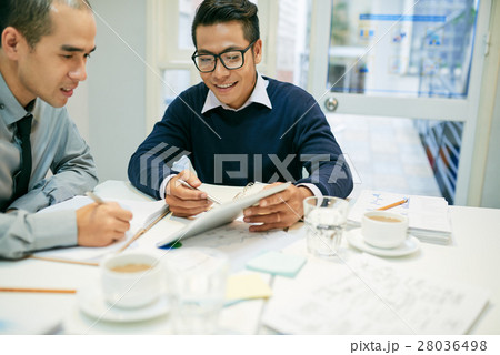 Sharing ideas 28036498