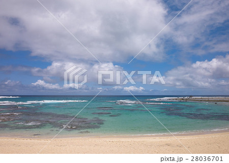 奄美大島土盛(ともり)海岸と白い雲、鹿児島県 奄美大島土盛(ともり)海岸と白い雲、鹿児島県 28036701