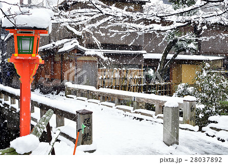 京都　祇園白川の雪景色 28037892