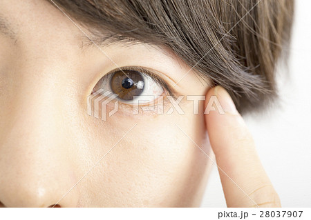 メンズビューティ　イメージ　目　睫毛　鼻　アップ　見つめる　指 28037907