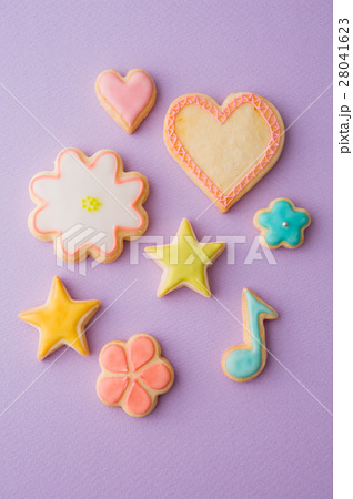 淡い色の星形や花型のアイシングクッキーの写真素材