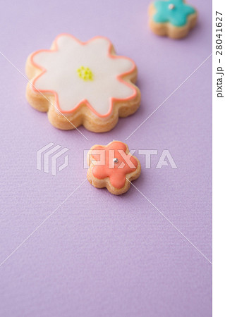 淡い色の花型のアイシングクッキーの写真素材