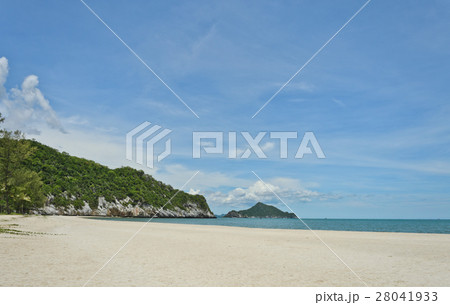 White sand beach with blue sky 28041933