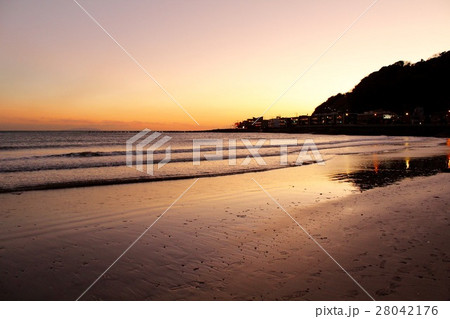 【神奈川】夕焼けの海　由比ヶ浜 28042176