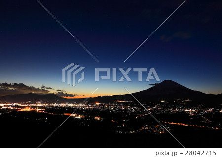 夕暮れの富士山のシルエット 28042715