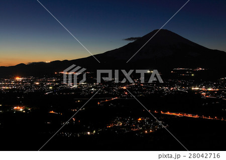 夕暮れの富士山のシルエット 28042716