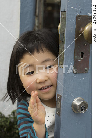 ドアを覗き込む子供 28043122