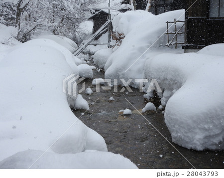 温泉郷にあってダントツの一番人気なのがこの鶴の湯温泉で、日本一予約が取りにくい宿として知られる。 28043793