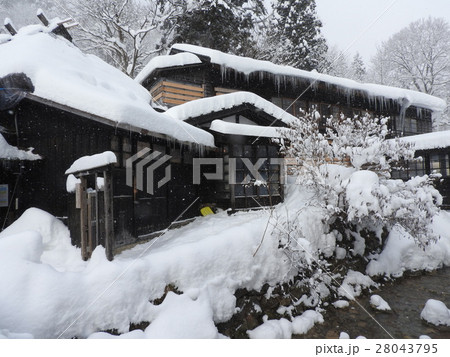 温泉郷にあってダントツの一番人気なのがこの鶴の湯温泉で、日本一予約が取りにくい宿として知られる。 28043795