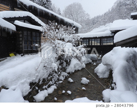温泉郷にあってダントツの一番人気なのがこの鶴の湯温泉で、日本一予約が取りにくい宿として知られる。 28043796