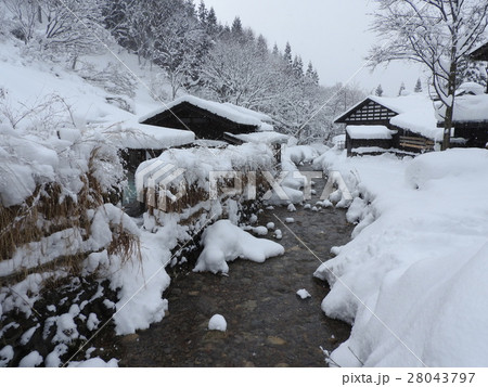 温泉郷にあってダントツの一番人気なのがこの鶴の湯温泉で、日本一予約が取りにくい宿として知られる。 28043797