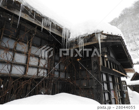 温泉郷にあってダントツの一番人気なのがこの鶴の湯温泉で、日本一予約が取りにくい宿として知られる。 28044055