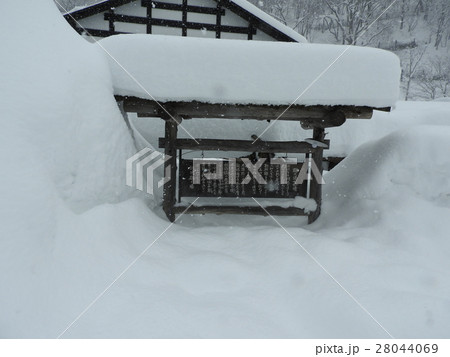 温泉郷にあってダントツの一番人気なのがこの鶴の湯温泉で、日本一予約が取りにくい宿として知られる。 28044069