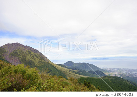 雲仙普賢岳噴火により溶岩ドームが東側に残った平成新山と火砕流を食い止めた眉山 28044603