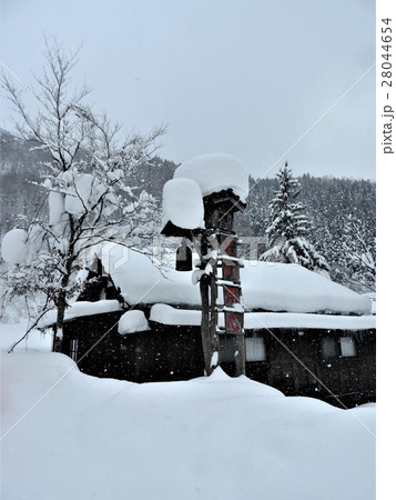 温泉郷にあってダントツの一番人気なのがこの鶴の湯温泉で、日本一予約が取りにくい宿として知られる。 28044654