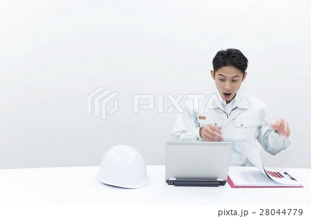 記録を見て驚く作業員 28044779