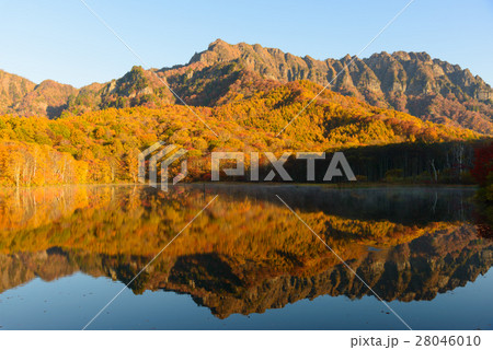 長野　戸隠高原　鏡池の紅葉 28046010