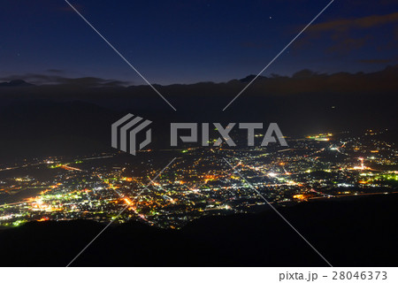 長野　大町　鷹狩山より大町の夜景と北アルプス 28046373
