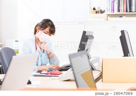 女性社員　オフィスレディ　風邪　マスク　感染症　予防　風邪の季節 28047069