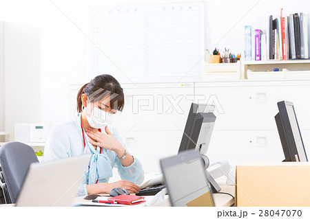 女性社員　オフィスレディ　風邪　マスク　感染症　予防　風邪の季節 28047070