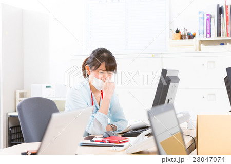 女性社員 オフィスレディ 風邪 マスク 感染症 予防 風邪の季節 女性社員 オフィスレディ 風邪 マスク 感染症 予防 風邪の季節 28047074