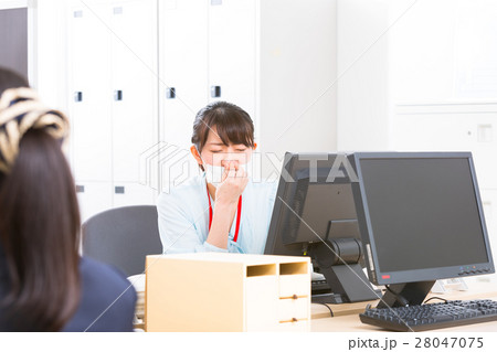 女性社員　オフィスレディ　風邪　マスク　感染症　予防　風邪の季節 28047075