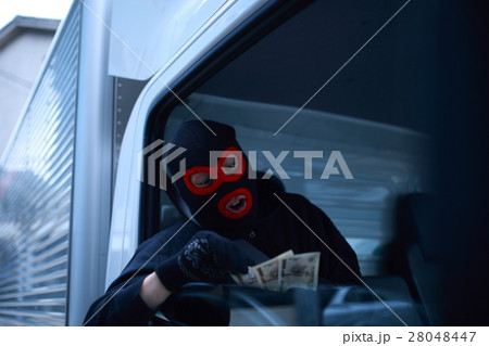 犯罪者 (男性 オレオレ詐欺 振り込め詐欺 容疑者 犯人 詐欺 現金 紙幣 トラック) 犯罪者 (男性 オレオレ詐欺 振り込め詐欺 容疑者 犯人 詐欺 現金 紙幣 トラック) 28048447