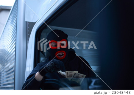 犯罪者 (男性 オレオレ詐欺 振り込め詐欺 容疑者 犯人 詐欺 現金 紙幣 トラック) 28048448