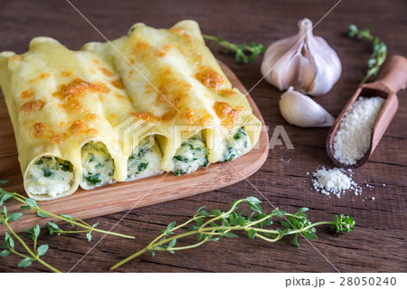 Cannelloni with ricotta and spinach 28050240