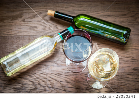 Glasses and bottles with red and white wine 28050241