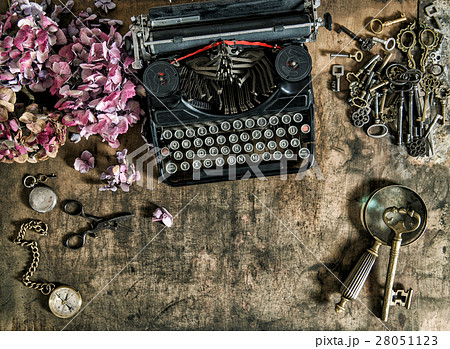 Vintage typewriter hortensia flowers old keys 28051123