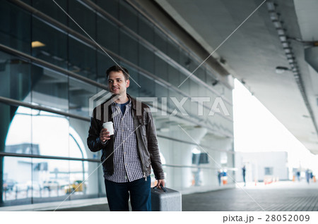 Portrait casual young man leaning against the Portrait casual young man leaning against the 28052009
