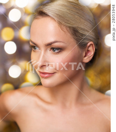 close up of young woman sitting in bath towel 28053948