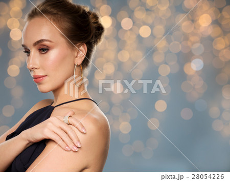 beautiful woman in black wearing diamond jewelry 28054226