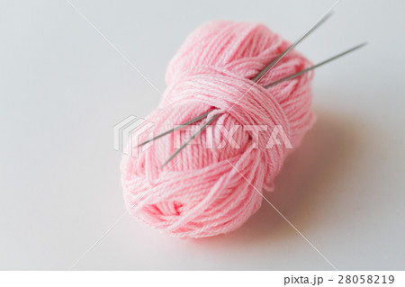 knitting needles and ball of pink yarn knitting needles and ball of pink yarn 28058219