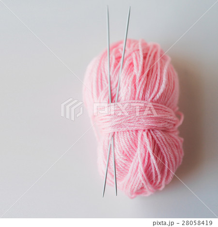 knitting needles and ball of pink yarn knitting needles and ball of pink yarn 28058419