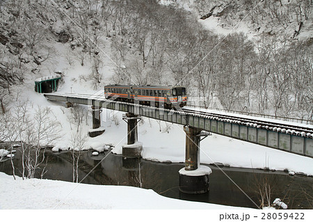 大糸線 厳寒の姫川を渡る 大糸線 厳寒の姫川を渡る 28059422