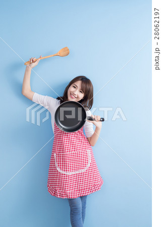 housewife take wok and spoon housewife take wok and spoon 28062197