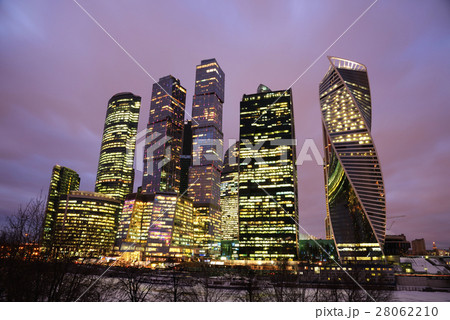 モスクワシティ　高層ビル　近代建築　ロシア　建築　夜景　建設　ビジネス　経済　ロシア経済 28062210