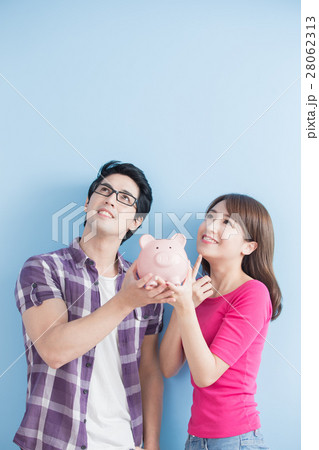 couple hold pink pig bank couple hold pink pig bank 28062313