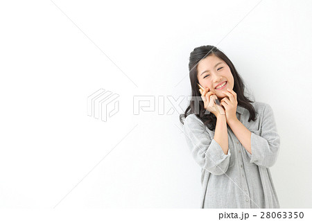 電話をかける若い女性 28063350