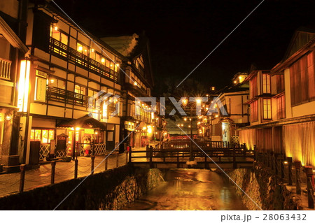 冬の銀山温泉 28063432